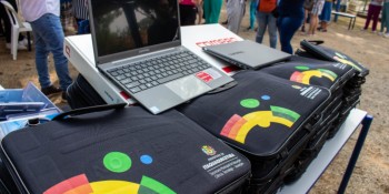 Itaquaquecetuba entrega 1,9 mil notebooks aos docentes