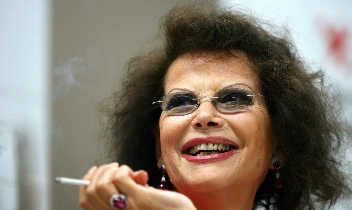 Claudia Cardinale, estrela do cinema italiano, morre aos 87 anos