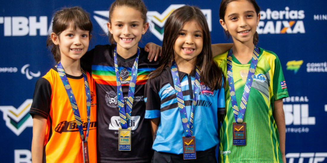 Atleta de Guararema abraça adversária durante competição