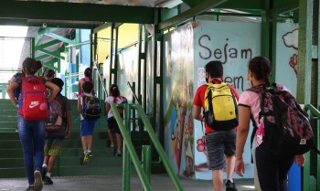 Menos da metade das escolas públicas está ligada à rede de esgoto