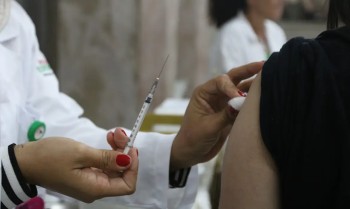 Vacina contra a covid-19 protege gestantes contra complicações