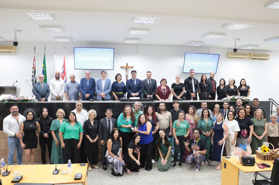 Câmara de Suzano entrega medalha à intérprete de Libras Claudia Oliveira