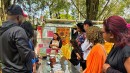 Artista transforma Kombi em ateliê itinerante de arte têxtil e promove oficinas 
