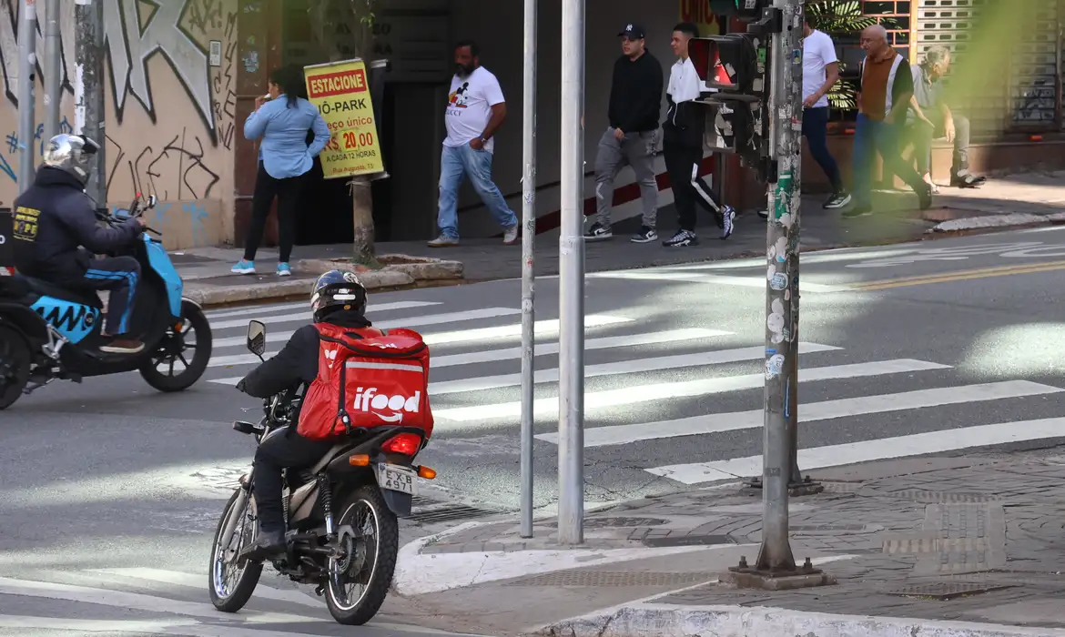 Votação de vínculo entre motoristas e apps será em 30 dias, diz Fachin