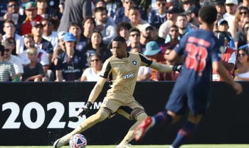 Ederson se machuca e John, ex-Botafogo, é convocado para amistosos