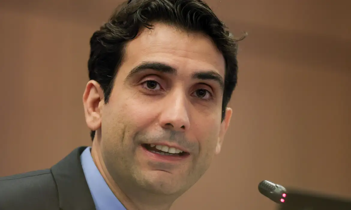 Galípolo diz que mercado de trabalho é o mais exuberante em 3 décadas