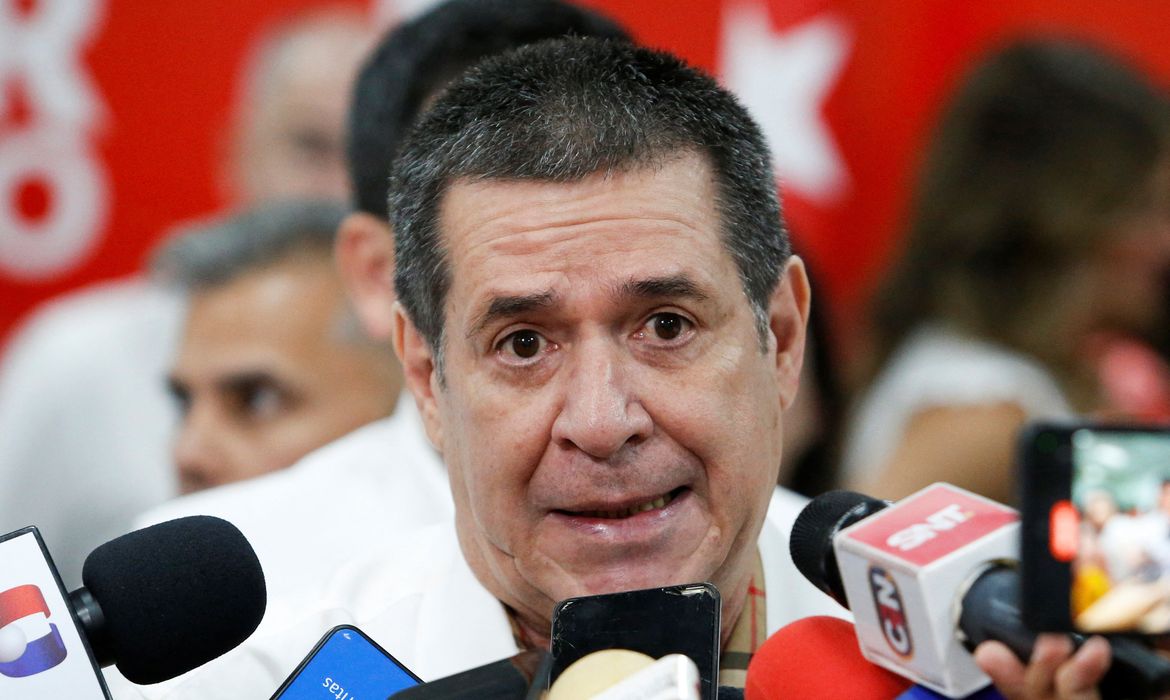 EUA suspendem sanções contra ex-presidente do Paraguai Horacio Cartes