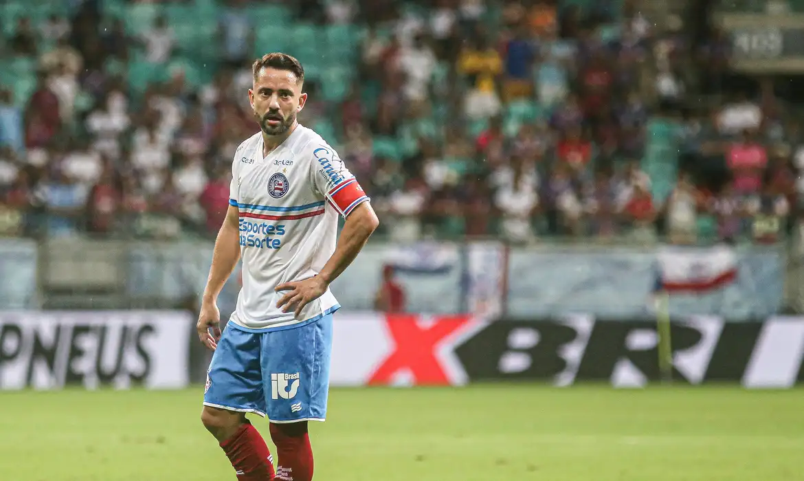 Everton Ribeiro passa por cirurgia de tireoide devido a um câncer