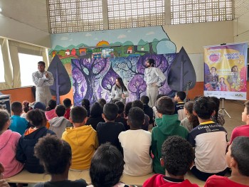 Espetáculo “A Cigarra e a Formiga” leva experiência lúdica para alunos de Mogi