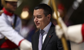 Carro de presidente do Equador é atacado, diz governo