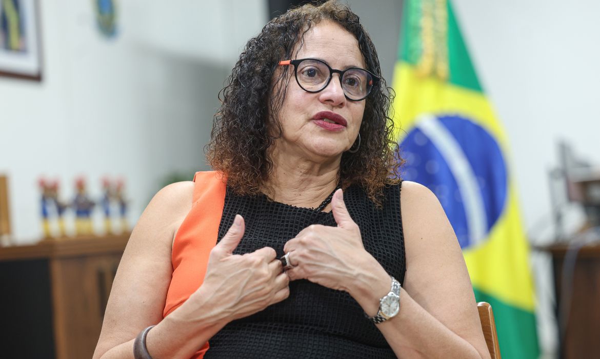 Vacina brasileira de covid fortalece ciência e país, diz ministra