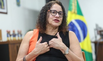 Vacina brasileira de covid fortalece ciência e país, diz ministra