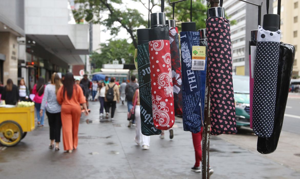 Frente fria chega a São Paulo a partir de segunda com chuvas e ventos