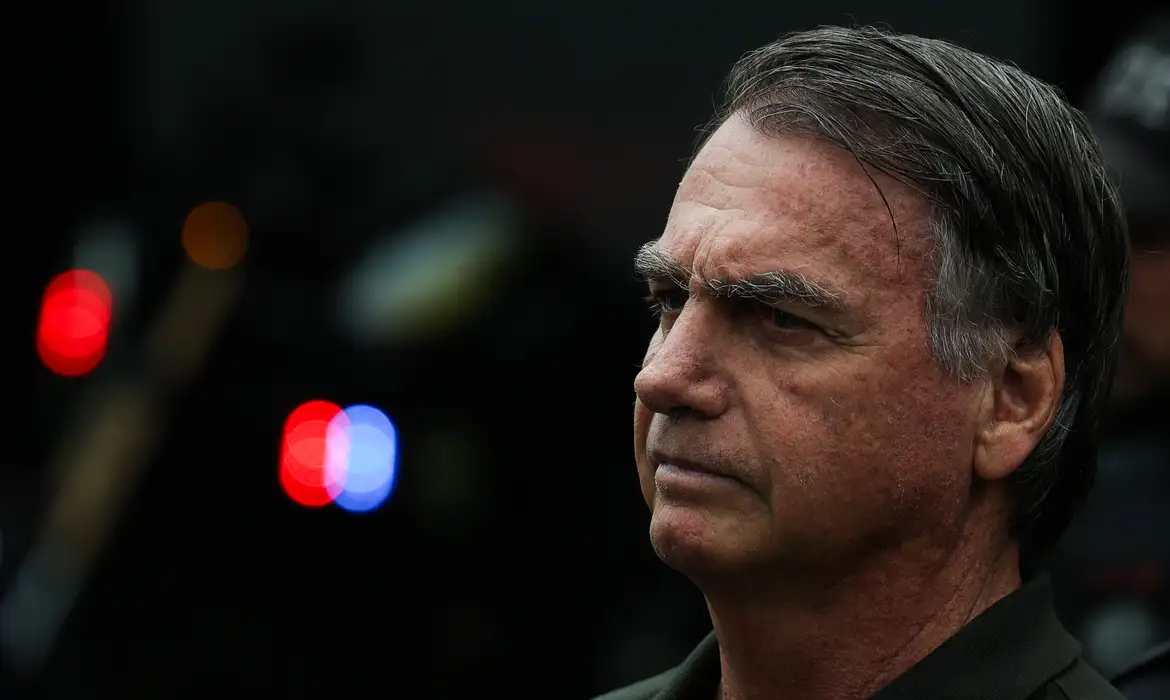 Moraes autoriza Bolsonaro a receber atendimento médico em casa