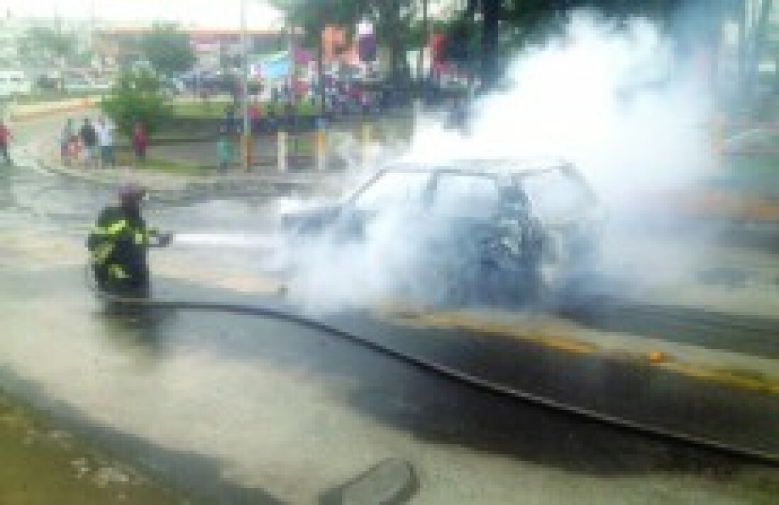 Automóvel pega fogo em viaduto no centro de Itaquaquecetuba