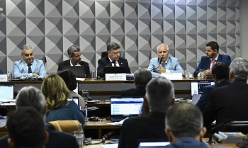 Ex-presidente do INSS se nega a responder perguntas de relator da CPI 
