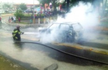Automóvel pega fogo em viaduto no centro de Itaquaquecetuba: