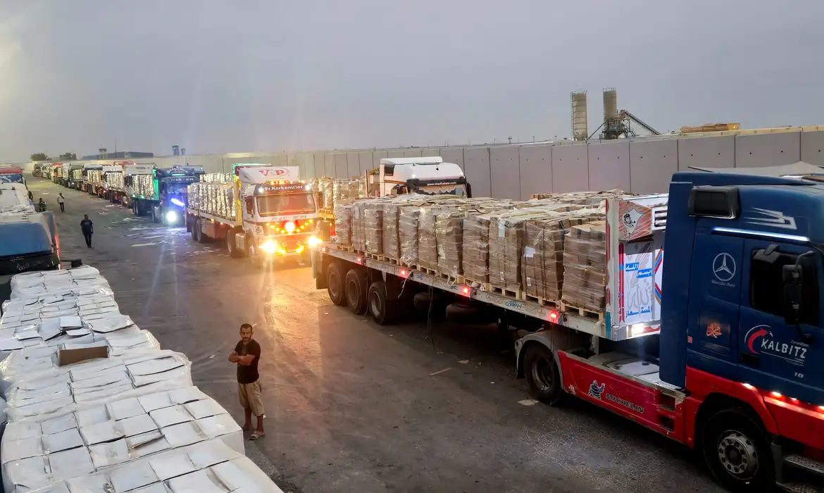 Ajuda humanitária chega a Gaza, com disputa sobre corpos de reféns