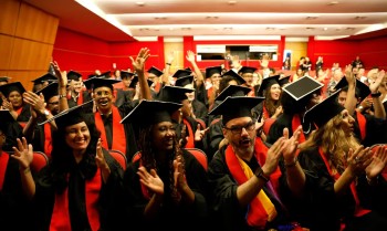 Formandos da Universidade das Quebradas celebram periferia na ABL