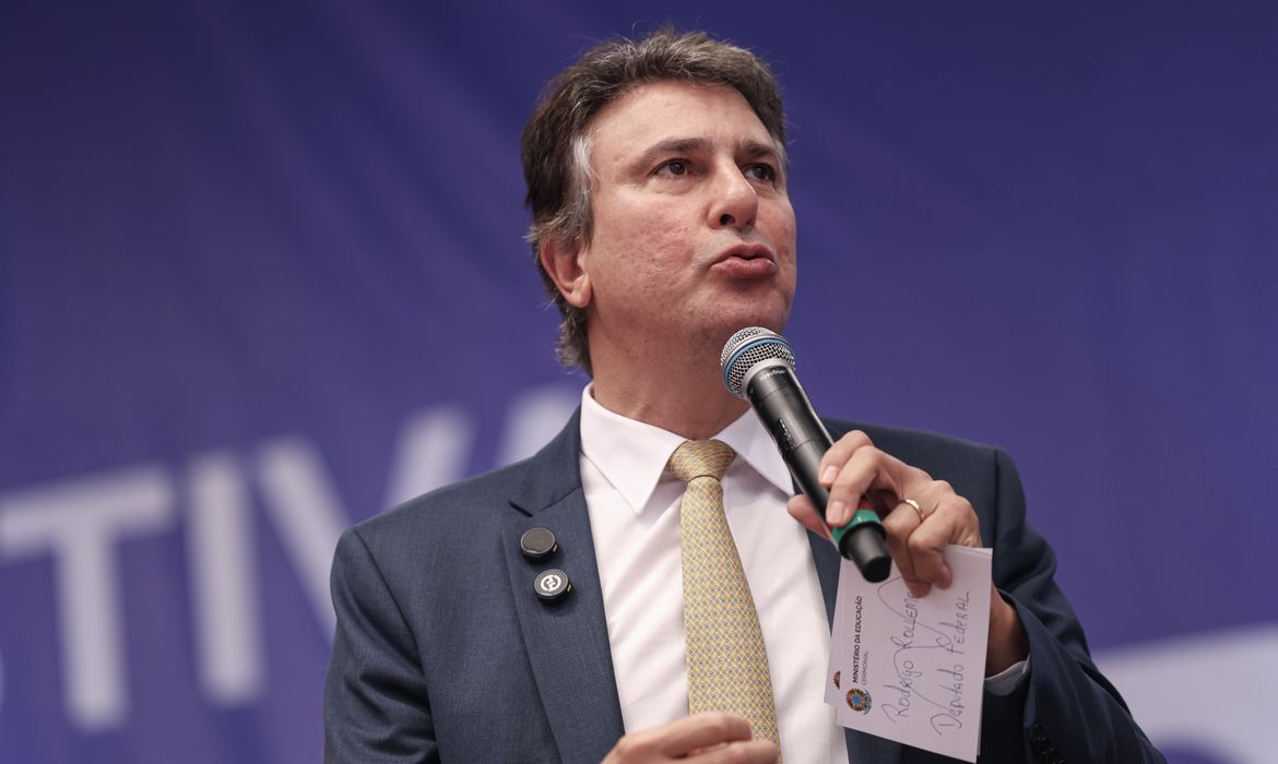 Ministro da Educação diz que professor tem que ser bem remunerado