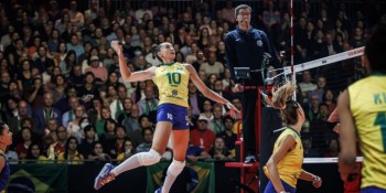 Brasil vira contra Japão e pega Itália na semi do Mundial de Vôlei