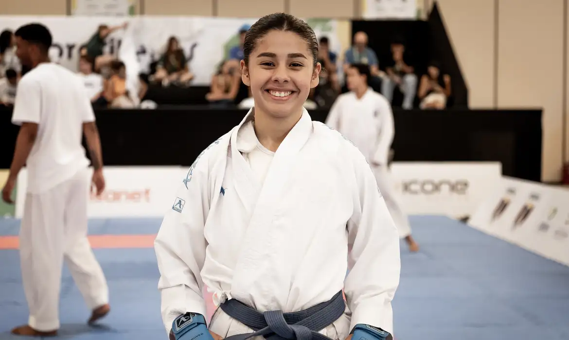 Atleta-estudante da UFPR compete nos JUBs por bicampeonato no karatê