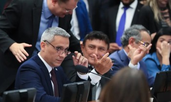 Câmara aprova suspensão de ação no STF contra Gustavo Gayer