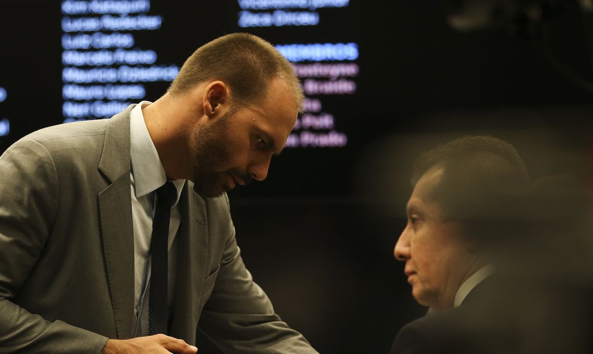 Moraes manda DPU assumir a defesa de Eduardo Bolsonaro no STF