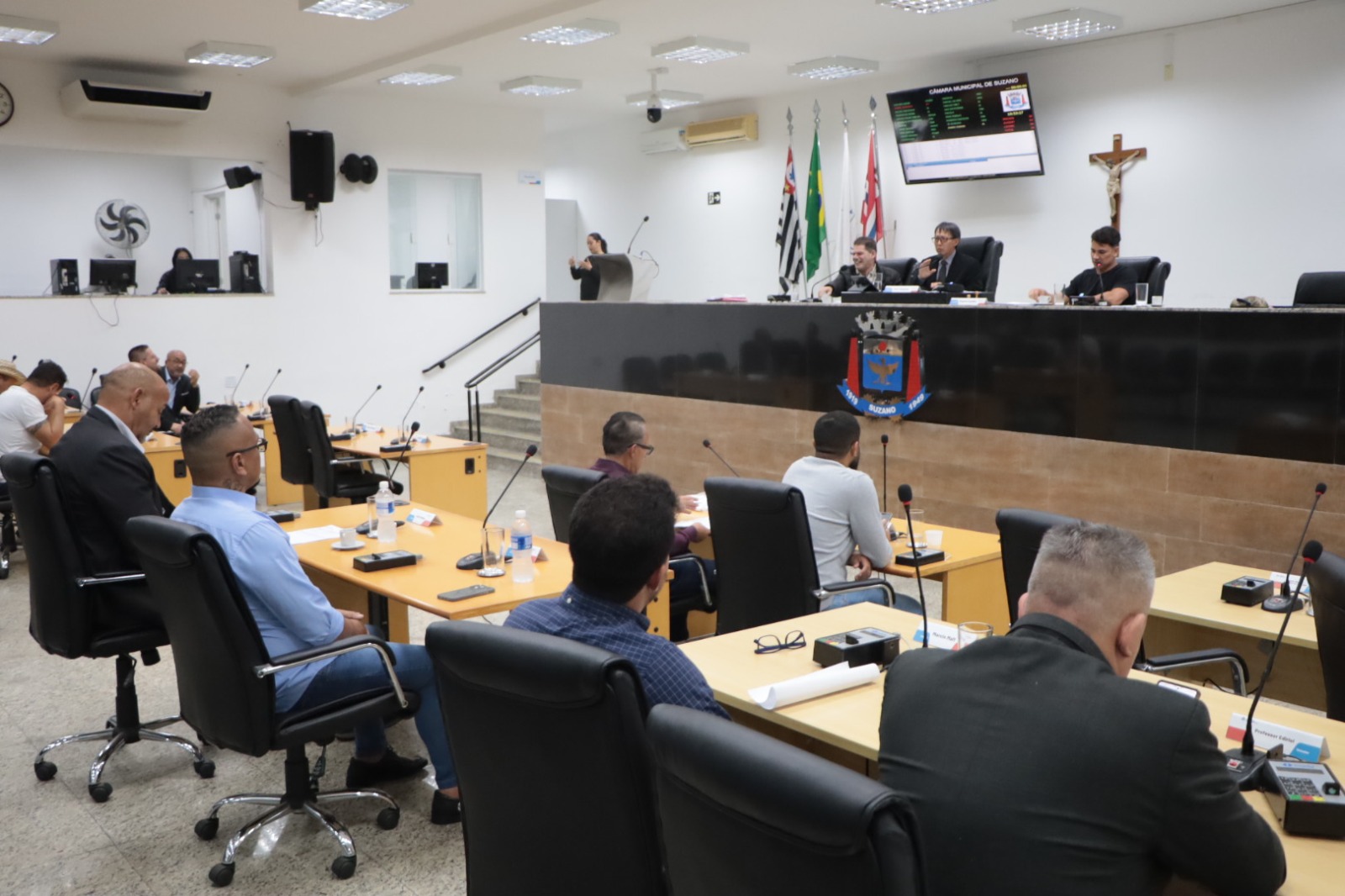 Câmara de Suzano aprova sete itens e homenageia profissionais da cidade