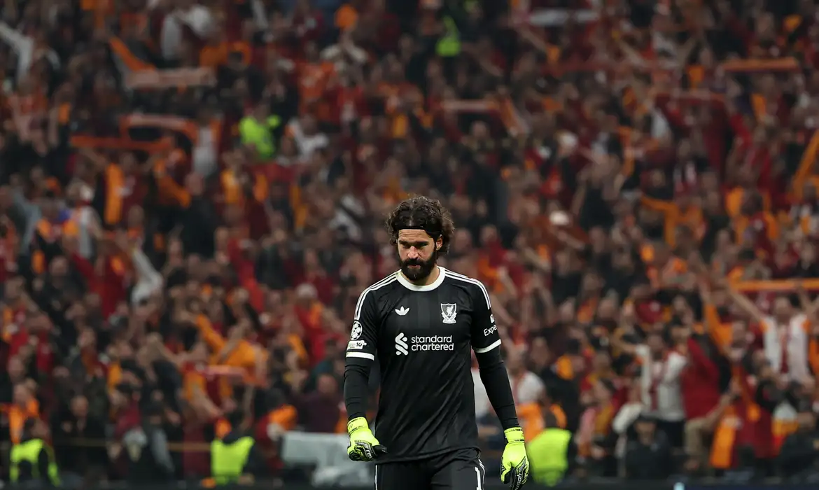 Liverpool não terá Alisson em clássico contra Manchester United