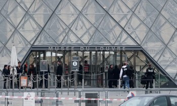 Ladrões invadem Museu do Louvre e roubam joias de Napoleão