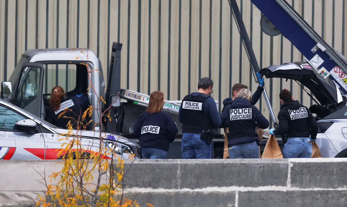 Coroa de imperatriz roubada do Louvre é encontrada