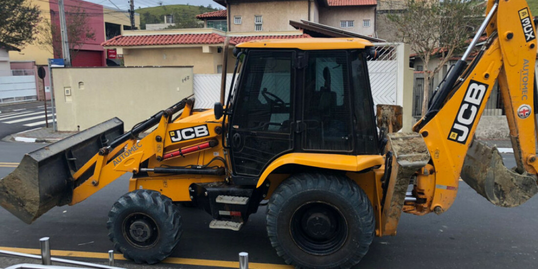 Polícia recupera máquina retroescavadeira furtada