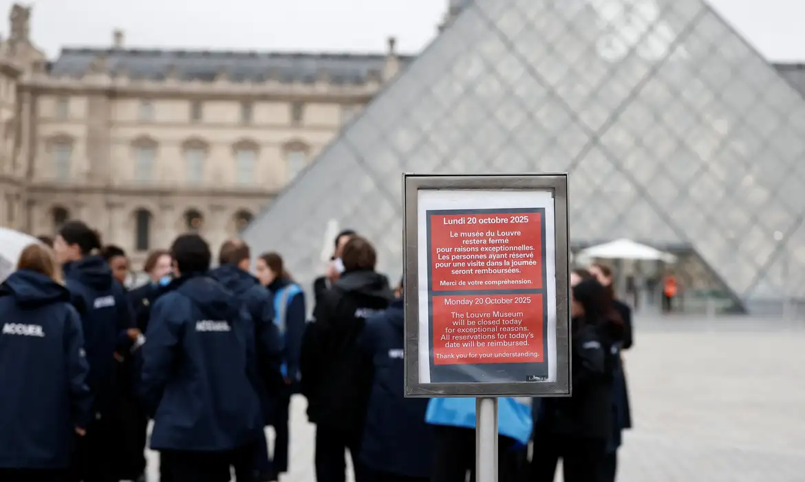 França faz avaliação da segurança de museus após roubo no Louvre