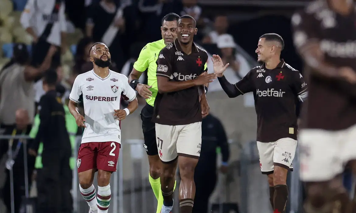 Rayan decide mais uma vez e Vasco derrota o Fluminense no Maracanã