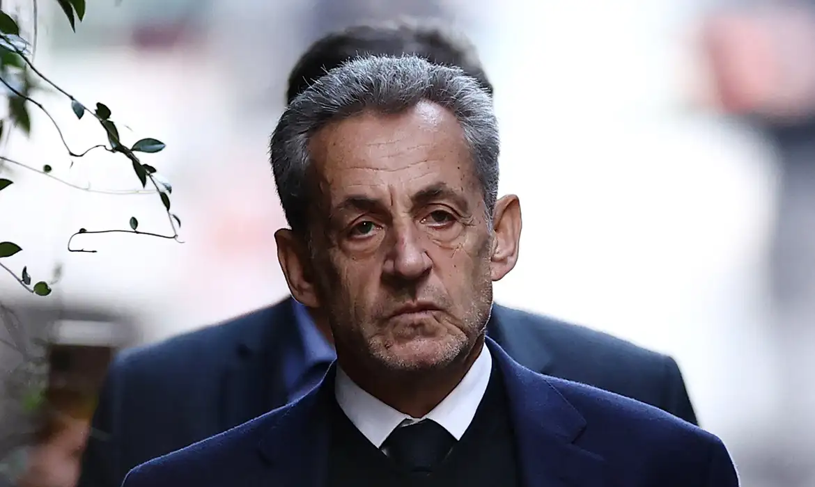 Ex-presidente francês Sarkozy começa a cumprir pena de cinco anos