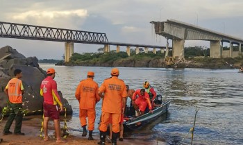 Carreta é retirada do Rio Tocantins dez meses após colapso da Ponte JK