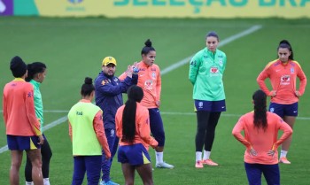 Seleção feminina realiza primeiro treino para amistosos na Europa