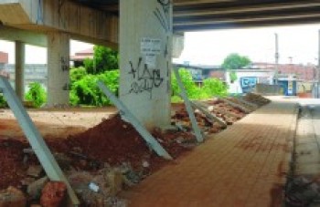 Vândalos derrubam cerca em trecho sob o Rodoanel