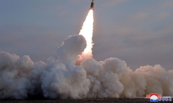 Coreia do Norte dispara míssil balístico em direção ao leste