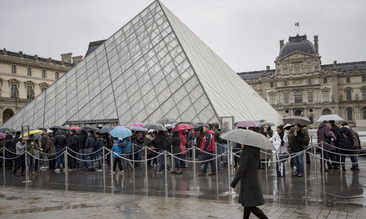 Museu do Louvre reabre após roubo; França debate falhas de segurança