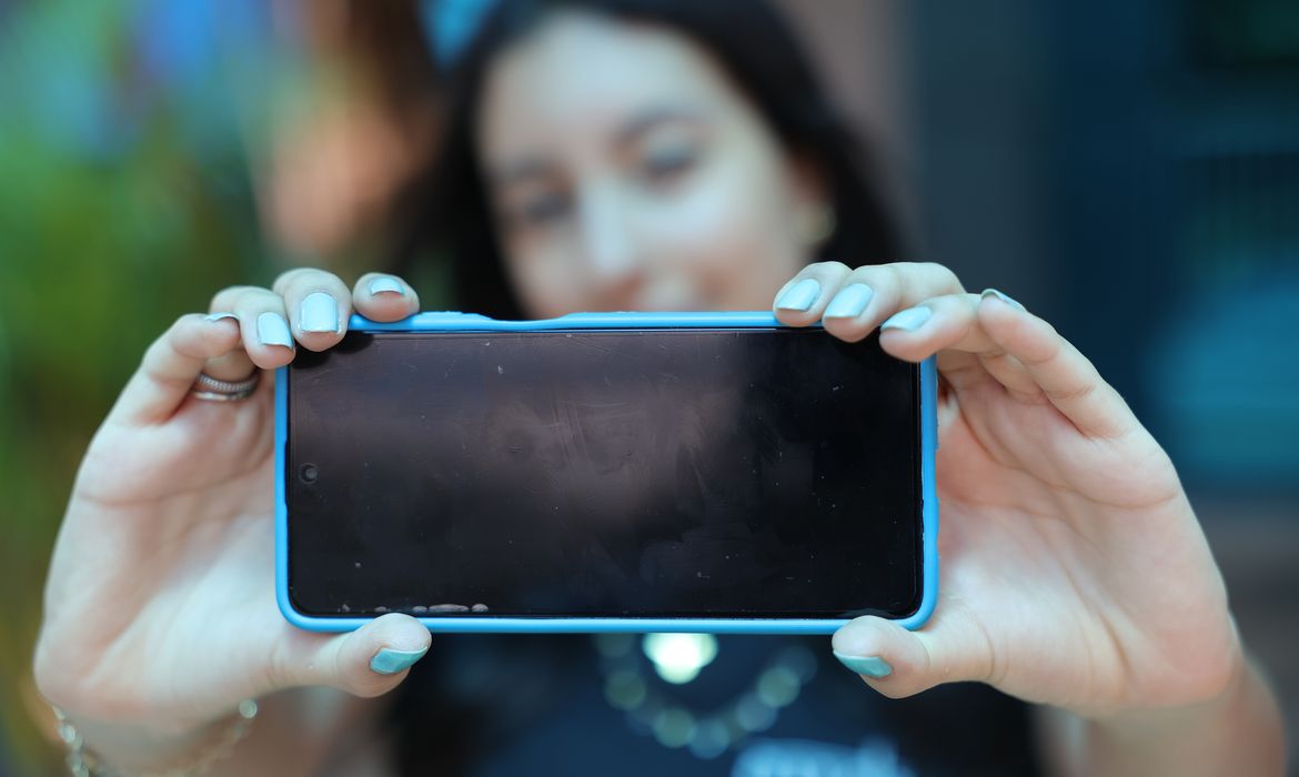 Cai de 51% para 37% uso de internet nas escolas por adolescentes