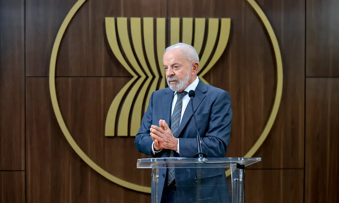 Lula quer discutir com Trump a punição dada a ministros do STF