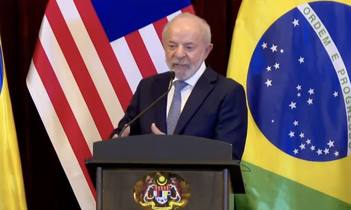 Problema do mundo é ausência de lideranças, diz Lula na Malásia