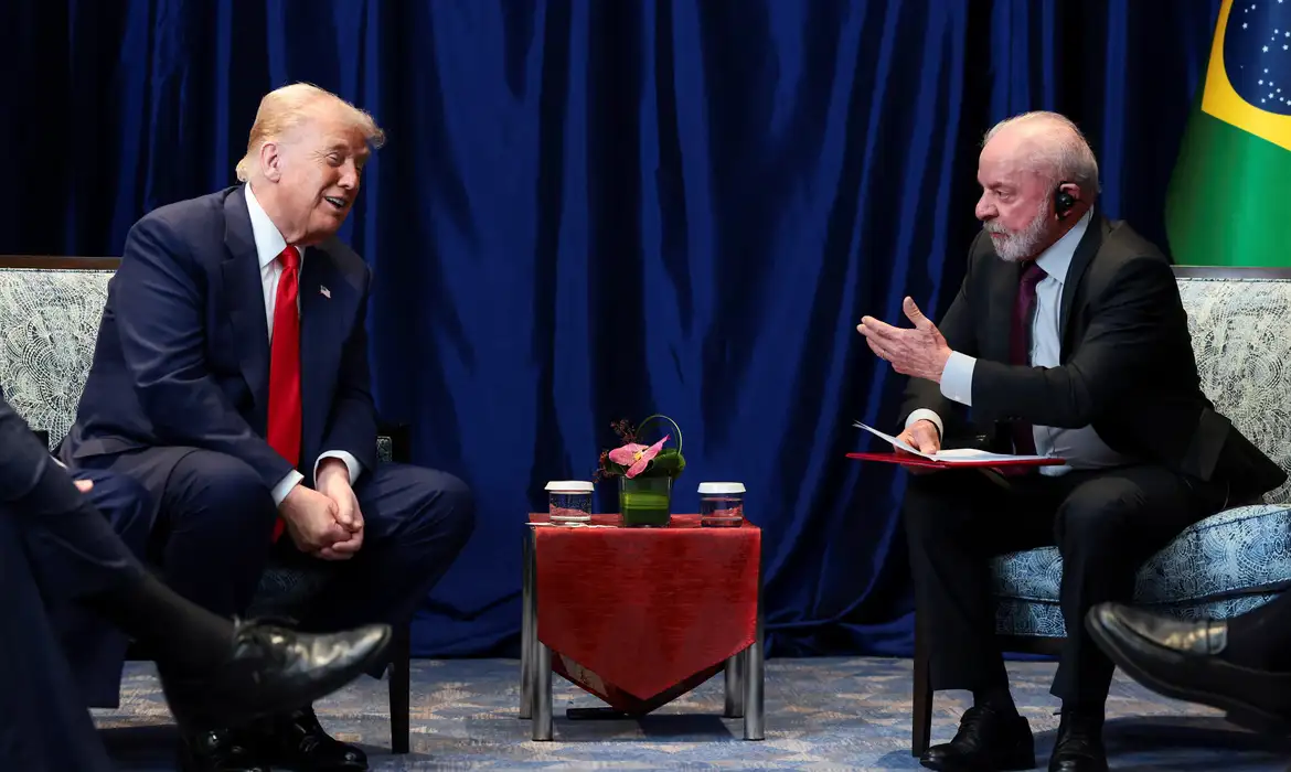 Lula se reúne com Trump na Malásia e discute relações entre Brasil-EUA