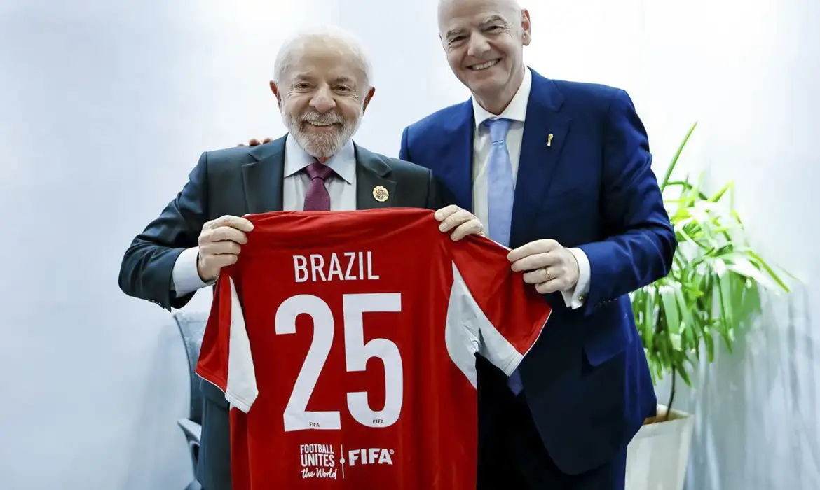Lula convida presidente da Fifa para conhecer Universidade do Esporte