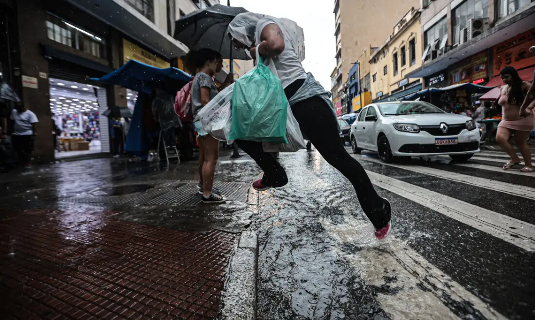 Frente fria muda o tempo e favorece chuvas no estado de São Paulo