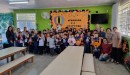 Estudantes recebem canecas de cerâmica produzidas em oficina no Casarão do Chá