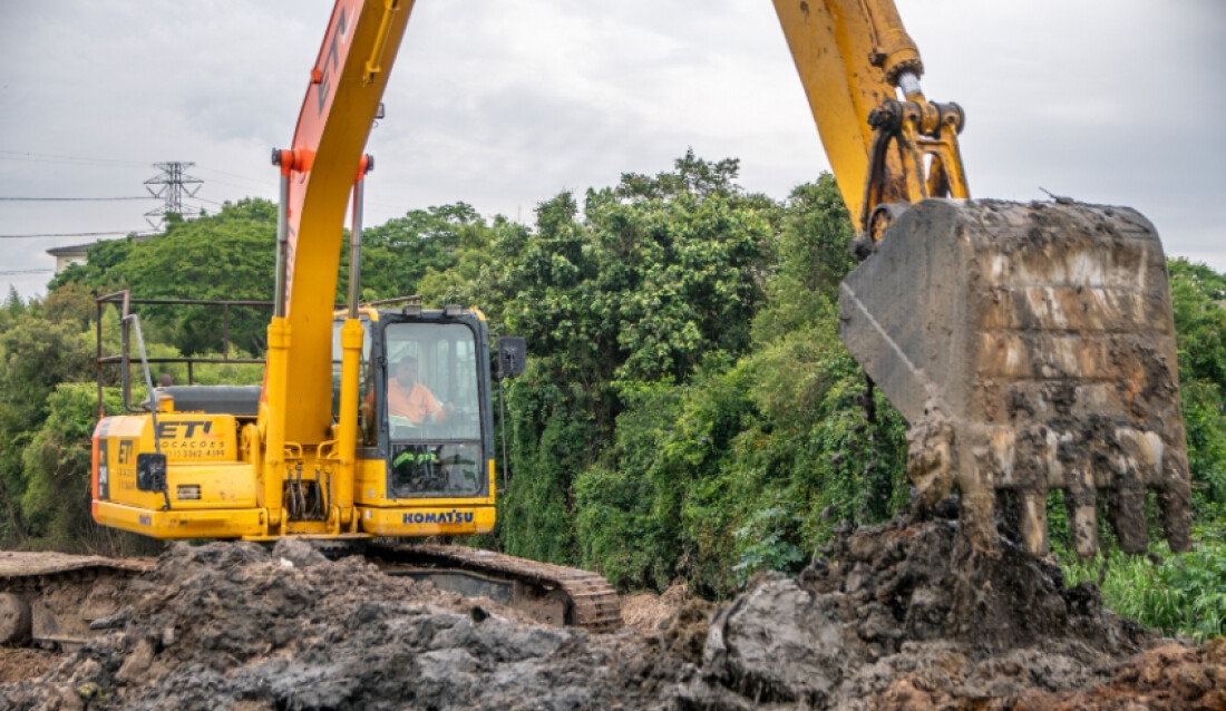 Rio Jundiaí começa a receber obras preventivas de desassoreamento 