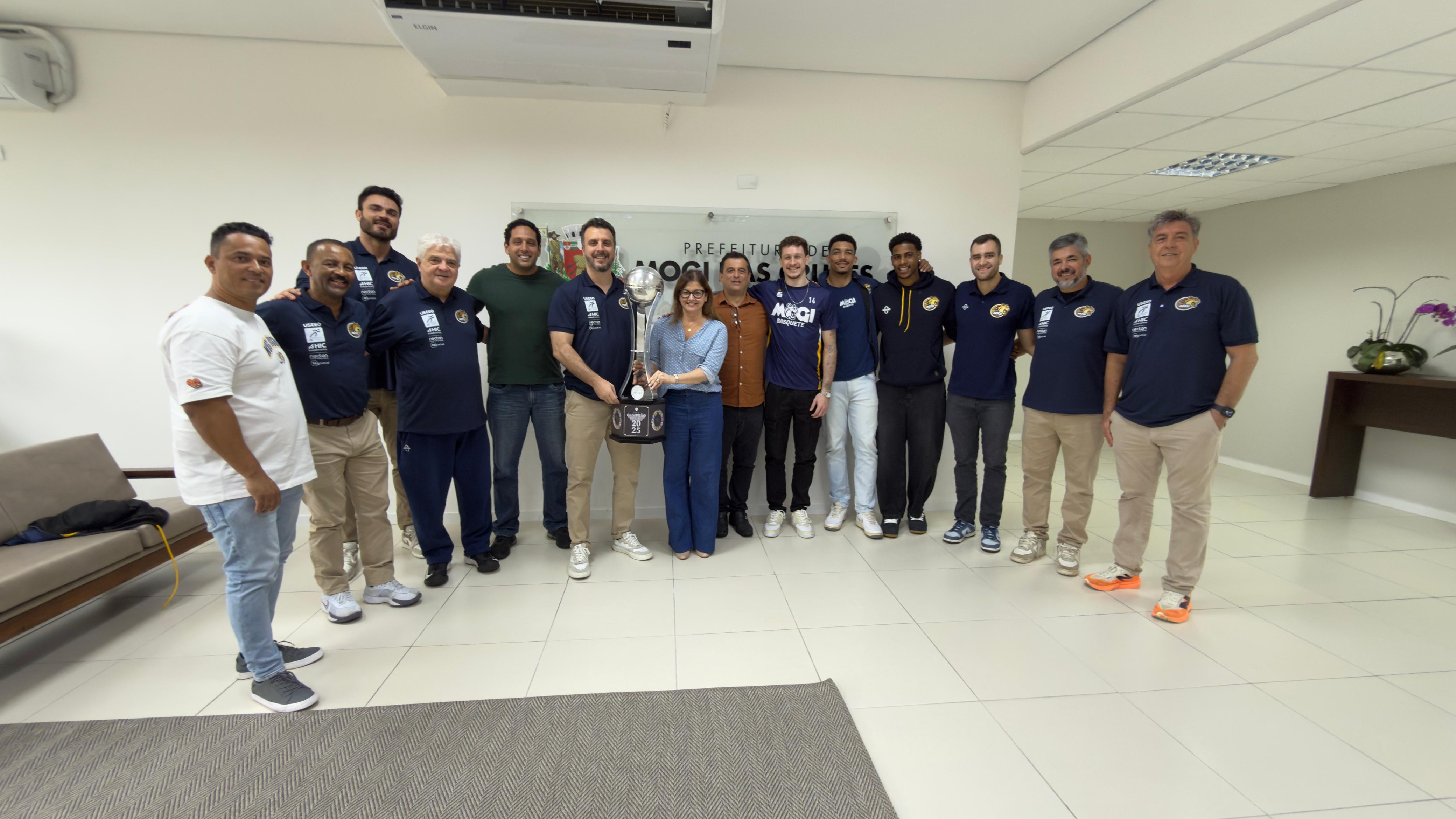 Mogi Basquete é recebido pela prefeita Mara Bertaiolli após vice-campeonato